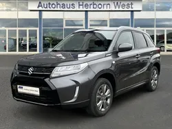 Titan grey perl. met. Gebraucht 2024 Suzuki Vitara GL SUV | 20.450 € (Fairer Preis)