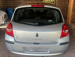 Silber Gebraucht 2006 Renault Clio III Expression Kleinwagen | 2.700 €