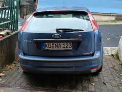 Blau Gebraucht 2005 Ford Focus Ambiente Limousine | 600 € (Guter Preis)