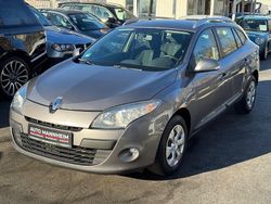 Grau Gebraucht 2011 Renault Mégane III Expression Limousine | 3.299 € (Fairer Preis)