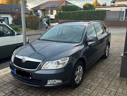 Grau Gebraucht 2011 Skoda Octavia Kombi | 5.499 € (Fairer Preis)