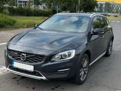 Grau Gebraucht 2017 Volvo V60 CC Summum Kombi | 9.800 €