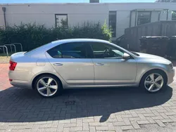 Silber Gebraucht 2016 Skoda Octavia Style Limousine | 14.999 € (Fairer Preis)