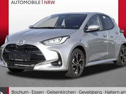 Grau Neu 2025 Toyota Yaris Hybrid Club Limousine | 27.489 € (Fairer Preis)