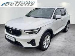 Crystal white (metallic) Gebraucht 2024 Volvo XC40 Core SUV | 31.980 € (Guter Preis)