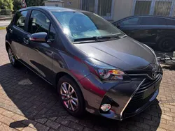 Grau Gebraucht 2015 Toyota Yaris Comfort Limousine | 8.100 € (Fairer Preis)