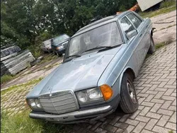 Grau Gebraucht 1984 Mercedes 240 Limousine | 2.220 €