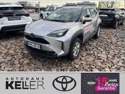 Shimmering silver metallic Gebraucht 2024 Toyota Yaris Hybrid Plus SUV | 29.980 € (Fairer Preis)