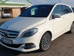 Weiß Gebraucht 2016 Mercedes B Electric Drive Style Van / Kleinbus | 11.990 €