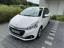 Weiß Gebraucht 2017 Peugeot 208 Active Kleinwagen | 5.490 € (Guter Preis)