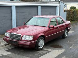 Rot Gebraucht 1994 Mercedes E220 Limousine | 12.950 €