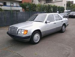 Silber Gebraucht 1989 Mercedes E230 Limousine | 4.990 €