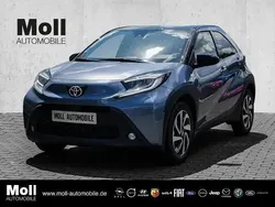 Celestite grey (1k3)/ black mi Gebraucht 2024 Toyota Aygo Pulse Kleinwagen | 16.980 € (Fairer Preis)