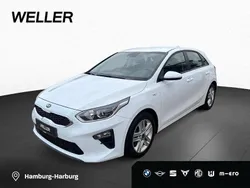Carraraweiss (weiß) Gebraucht 2021 Kia Ceed Attract Limousine | 14.890 € (Fairer Preis)