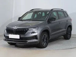 Graphitegrau metallic Gebraucht 2024 Skoda Karoq SportLine SUV | 31.440 € (Fairer Preis)