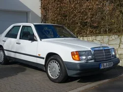 Weiß Gebraucht 1987 Mercedes E300 Limousine | 12.900 €
