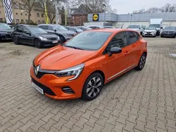 Orange Gebraucht 2023 Renault Clio V Evolution Limousine | 16.890 € (Fairer Preis)