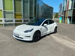 Weiß Gebraucht 2022 Tesla Model 3 Standard Range Plus Limousine | 26.000 € (Guter Preis)