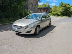 Gelb Gebraucht 2013 Volvo V60 Kinetic Kombi | 13.900 € (Teuer)