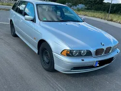 Silber Gebraucht 2001 BMW 520 Kombi | 2.000 €