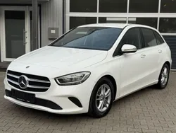 Weiß Gebraucht 2019 Mercedes B180 Style Van / Kleinbus | 12.850 € (Guter Preis)