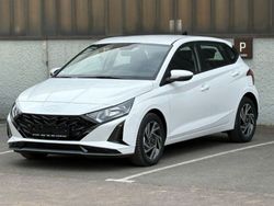 Weiß Neu 2024 Hyundai i20 Trend Limousine | 20.950 € (Fairer Preis)