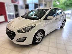 Weiß Gebraucht 2016 Hyundai i30 Trend Limousine | 8.399 € (Guter Preis)