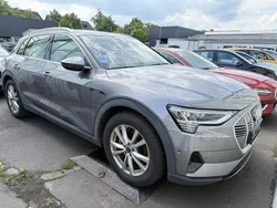 Grau taifungrau metallic Gebraucht 2022 Audi e-tron Ambiente SUV | 24.800 € (Superpreis)