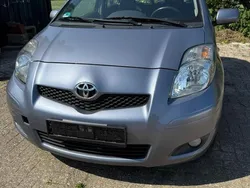 Silber Gebraucht 2010 Toyota Yaris Kleinwagen | 2.100 €