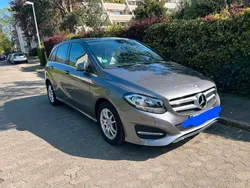 Grau Gebraucht 2016 Mercedes 180 Limousine | 15.000 €