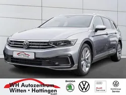 Pyritsilber metallic Gebraucht 2023 VW Passat GTE Kombi | 28.884 € (Guter Preis)