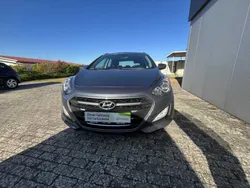 Grau Gebraucht 2016 Hyundai i30 Trend Kombi | 12.990 € (Etwas zu teuer)