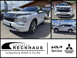 Weiß (titanweiß/ pantherschwarz) Neu 2025 Mitsubishi Outlander P-HEV Top SUV | 54.950 € (Etwas zu teuer)