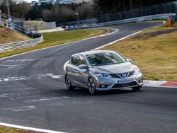 Grau Gebraucht 2015 Nissan Pulsar Limousine | 13.000 € (Teuer)