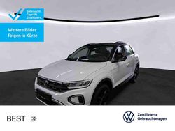 Pure white/deep black perleffekt (metallic) Gebraucht 2022 VW T-Roc Life SUV | 26.499 € (Fairer Preis)