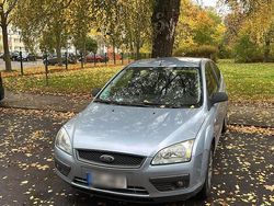 Blau Gebraucht 2005 Ford Focus Kleinwagen | 2.000 € (Fairer Preis)