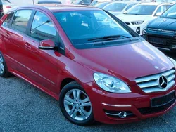 Rot Gebraucht 2011 Mercedes B160 Van / Kleinbus | 7.800 € (Fairer Preis)