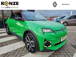 Grün (pop green!, black pearlschwarz metallic) Gebraucht 2025 Renault R5 Komfort Kleinwagen | 30.790 €
