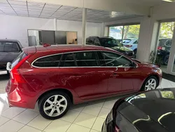 Rot Gebraucht 2015 Volvo V60 Momentum Kombi | 15.000 € (Fairer Preis)