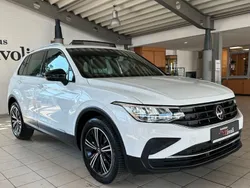 Weiß Gebraucht 2022 VW Tiguan Active SUV | 27.940 € (Superpreis)