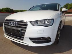 Weiß Gebraucht 2014 Audi A3 Attraction Limousine | 9.490 € (Guter Preis)
