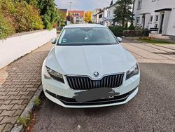 Weiß Gebraucht 2017 Skoda Superb Ambition Kombi | 12.300 € (Guter Preis)