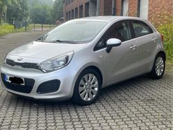 Silber Gebraucht 2013 Kia Rio Kleinwagen | 7.790 €