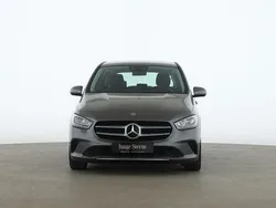 Grau Gebraucht 2022 Mercedes B180 Van / Kleinbus | 28.294 € (Fairer Preis)