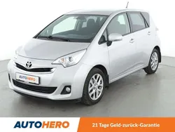 Grau Gebraucht 2014 Toyota Verso-S Club Van / Kleinbus | 10.190 € (Teuer)