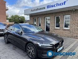 Grau (platinum grey / metallic) Gebraucht 2023 Volvo V60 Core Kombi | 31.890 € (Guter Preis)