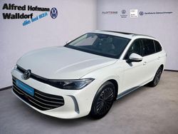 Oryxweiß perlmutteffekt Gebraucht 2024 VW Passat Elegance Kombi | 48.868 € (Fairer Preis)