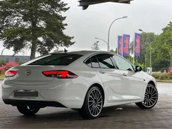 Weiß Gebraucht 2021 Opel Insignia Edition Limousine | 24.000 € (Teuer)