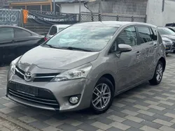 Grau Gebraucht 2016 Toyota Verso Skyview Edition Van / Kleinbus | 9.900 € (Fairer Preis)