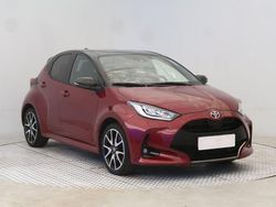 Red/ black mica Gebraucht 2021 Toyota Yaris Limousine | 17.490 € (Fairer Preis)